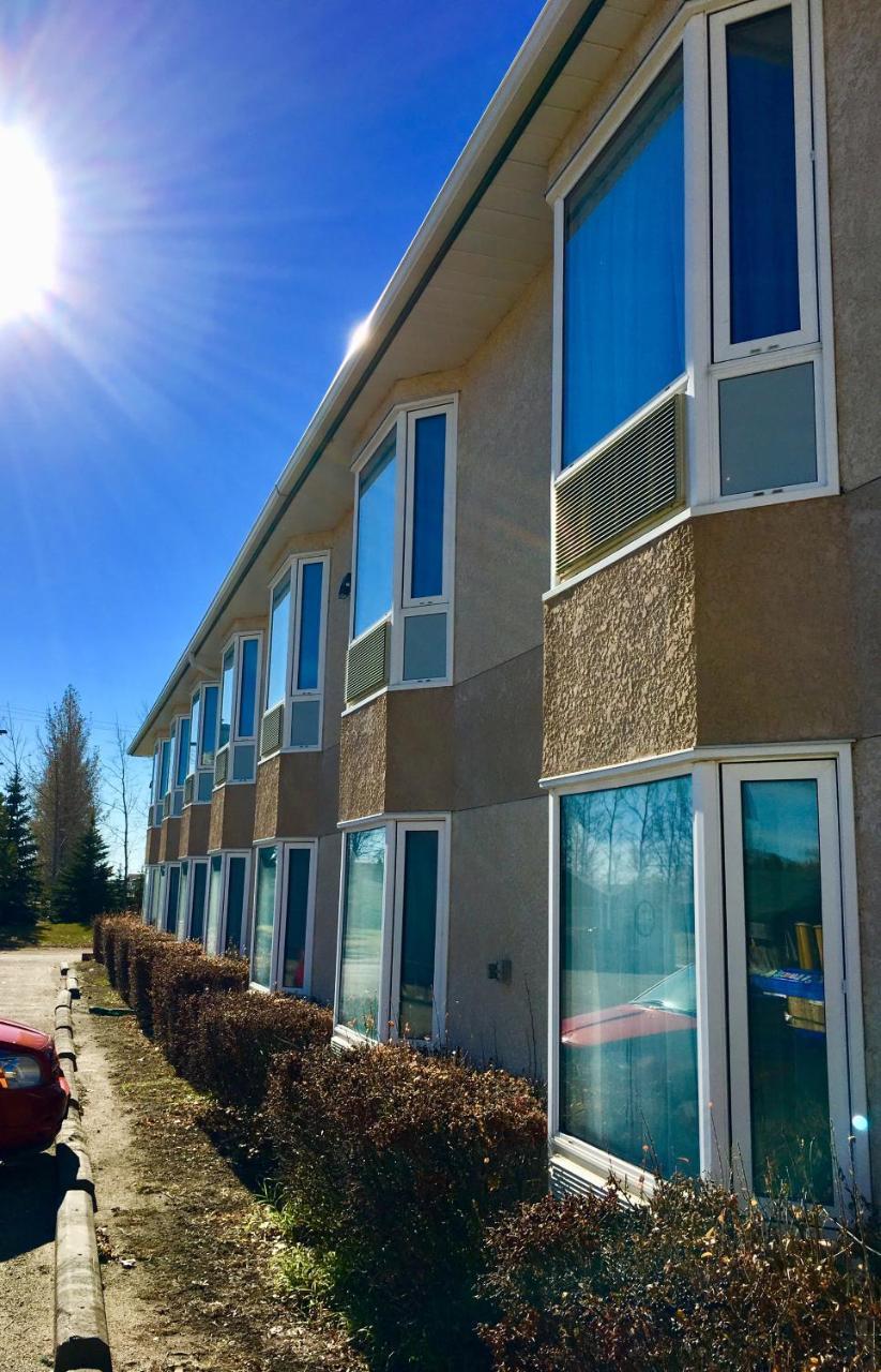 Bay Hill Inns & Suites Neepawa Exterior foto